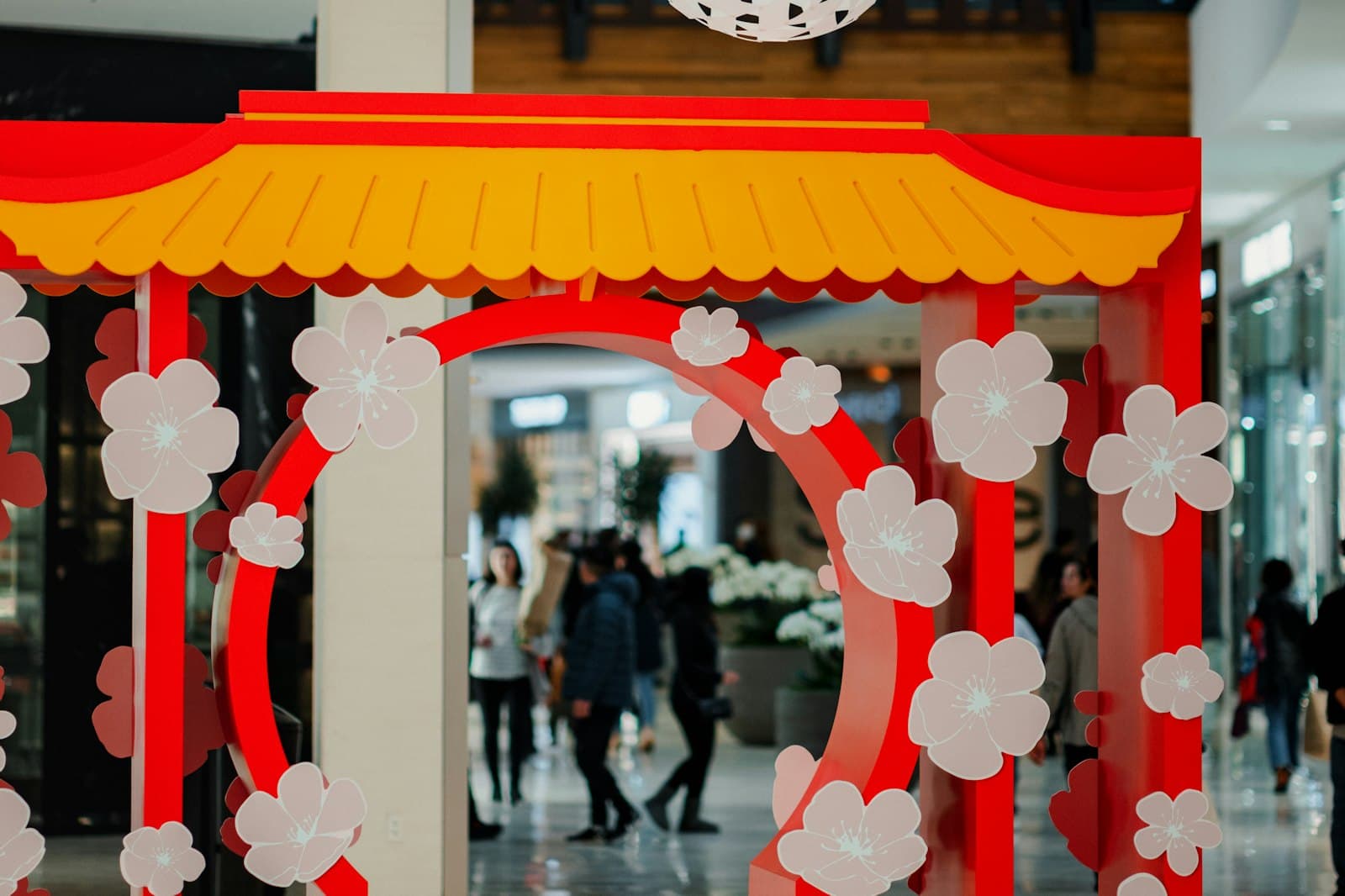 Freestanding decorative archway structure in a shopping mall